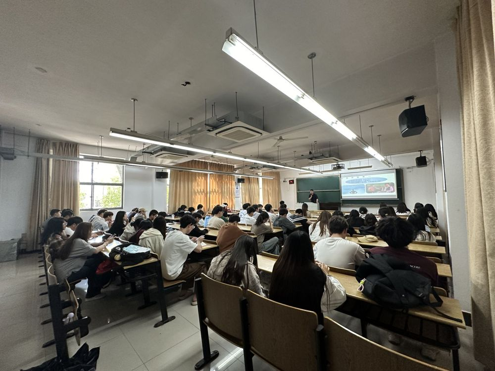 球盟会(中国)科技集团在南京邮电大学通达学院举办讲座